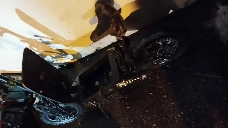 El patinete el&eacute;ctrico qued&oacute; totalmente calcinado en el incendio del chalet de Ablitas. BOMBEROS DE NAVARRA