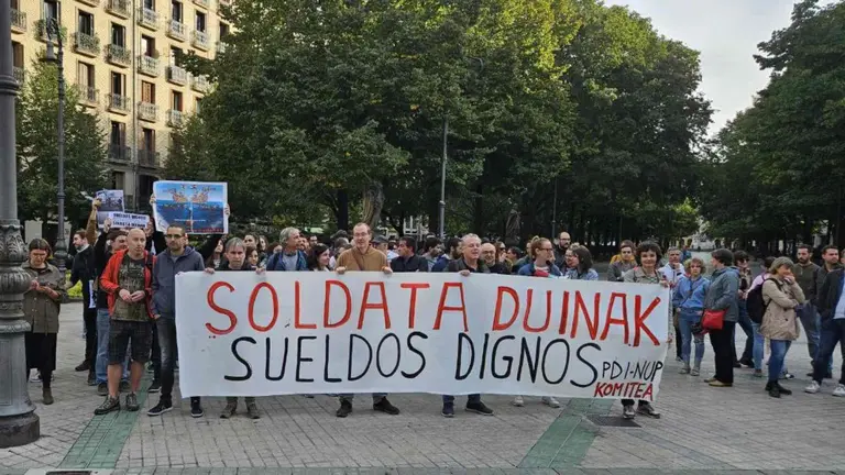 Investigadores de la UPNA protestan por sus bajos salarios ante el Parlamento de Navarra. LAB