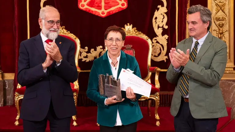 De izquierda a derecha: el consejero de Salud, Fernando Dom&iacute;nguez; la galardonada, Mar&iacute;a Pilar Arroyo, y el presidente del Colegio de M&eacute;dicos, Rafael Teijeira. GOBIERNO DE NAVARRA