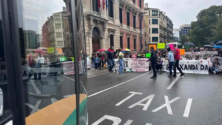 Los manifestantes han cortado el tr&aacute;fico en pleno centro de Pamplona. IRANZU LARRASOA&Ntilde;A