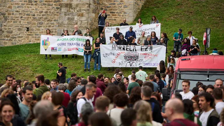 Concentraci&oacute;n en el marco de la huelga convocada por los sindicatos de la educaci&oacute;n p&uacute;blica navarra frente al departamento de Educaci&oacute;n. PABLO LASAOSA