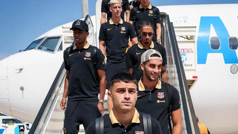 Los jugadores del Bar&ccedil;a descienden por la escalinata del avi&oacute;n en uno de sus desplazamientos.