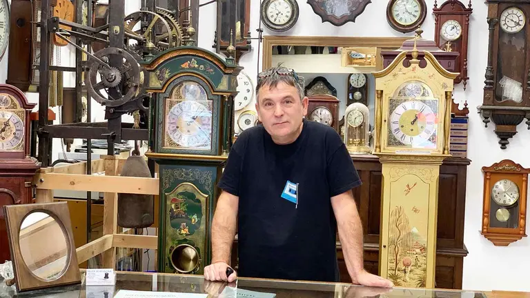 Jos&eacute; Miguel Corral Barrachina en su relojer&iacute;a de la calle Padre Calatayud en Pamplona. Navarra.com