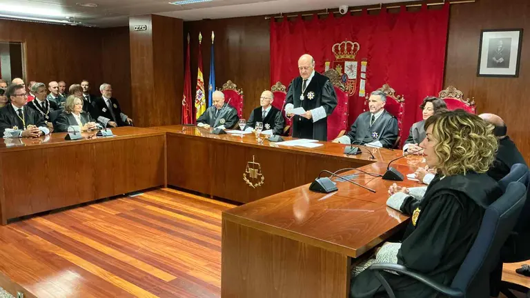 El presidente del TSJN, Joaqu&iacute;n Galve se dirige a la sala en la apertura del a&ntilde;o judicial. TSJN