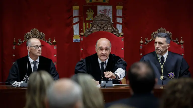 El Fiscal Superior de Navarra, Jaime Goyena (izquierda), en la apertura del a&ntilde;o judicial. EFE / VILLAR L&Oacute;PEZ
