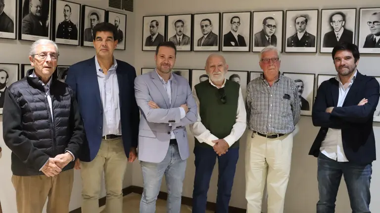 En el acto, el alcalde de Tudela, Alejandro Toquero, ha estado acompa&ntilde;ado de
Eneko Larrarte, Luis Casado, Luis Campoy, Jos&eacute; Antonio P&eacute;rez Sola y Alberto Tantos, los alcaldes que le han precedido. AYUNTAMIENTO DE TUDELA