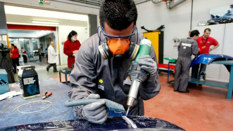Un alumno practicando en un taller de Formaci&oacute;n Profesional. Foto EFE