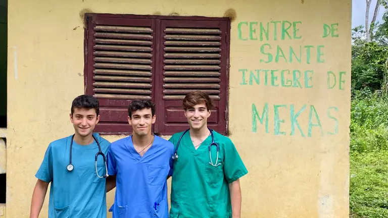 De izquierda a derecha, Ignacio Z&uacute;&ntilde;iga, Juan Uranga y Sergi Carulla, durante su voluntariado en Camer&uacute;n. CEDIDA