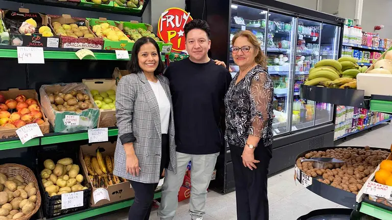 Miriam Mej&iacute;a, Cristian Yaulema y Elba Roc&iacute;o en el supermercado Unide de Pamplona. Navarra.com