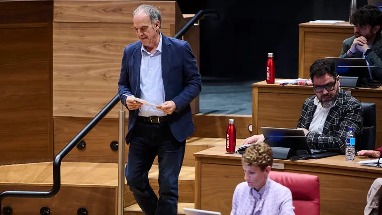 Adolfo Araiz, de EH Bildu junto a Ram&oacute;n Alz&oacute;rriz y Mar&iacute;a Chivite durante el pleno del Parlamento. PABLO LASOASA
