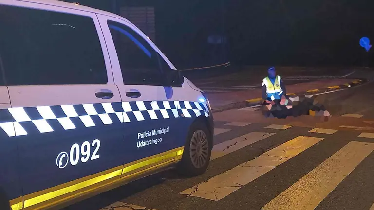 La Polic&iacute;a Municipal de Pamplona atiende el atropello sucedido en la calle San Crist&oacute;bal de Pamplona. POLIC&Iacute;A MUNICIPAL DE PAMPLONA