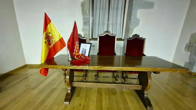 La bandera de Espa&ntilde;a y una de Navarra no oficial metidas en un vaso en el sal&oacute;n de plenos de Echarri Aranaz. UPN