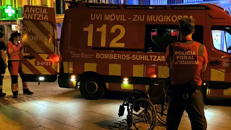 Una ambulancia evacúa al Hospital Universitario a un hombre que este viernes estuvo a punto de morir atragantado. POLICÍA FORAL