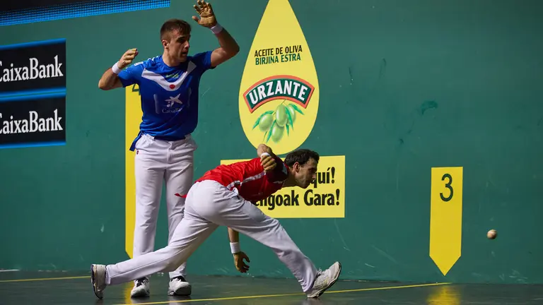 Jon Ander Pe&ntilde;a y Jos&eacute; Javier Zabaleta se imponen a Jokin Altuna y Martxel Iztueta (13-22) en la Final del Masters Caixabank 2024 de parejas de pelota mano disputada en el Navarra Arena. I&Ntilde;IGO ALZUGARAY