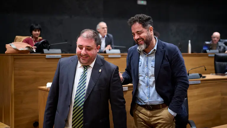 Unai Hualde y Ram&oacute;n Alz&oacute;rriz minutos antes del comienzo del pleno del Parlamento. PABLO LASAOSA
