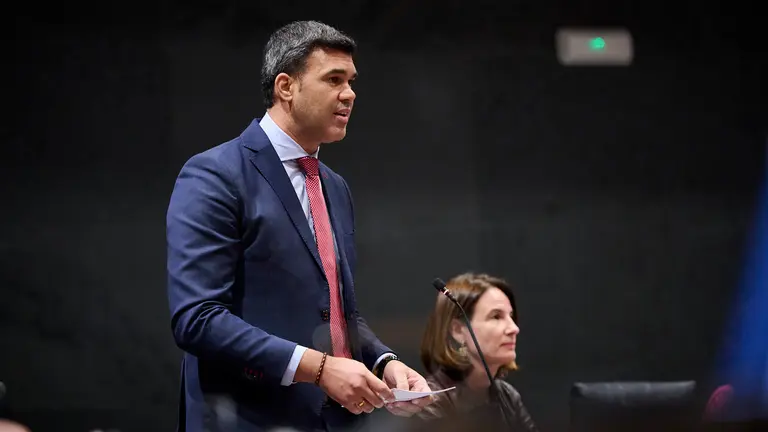 Javier García Jiménez del PPN interviene en el pleno del Parlamento. PABLO LASAOSA