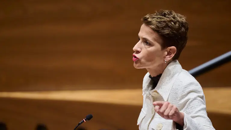 La presidenta María Chivite interviene en el pleno del Parlamento. PABLO LASAOSA