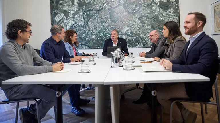 El equipo de Gobierno del Ayuntamiento de Pamplona y el PSN mantienen el primer un encuentro para negociar los Presupuestos de Pamplona de 2025. IÑIGO ALZUGARAY