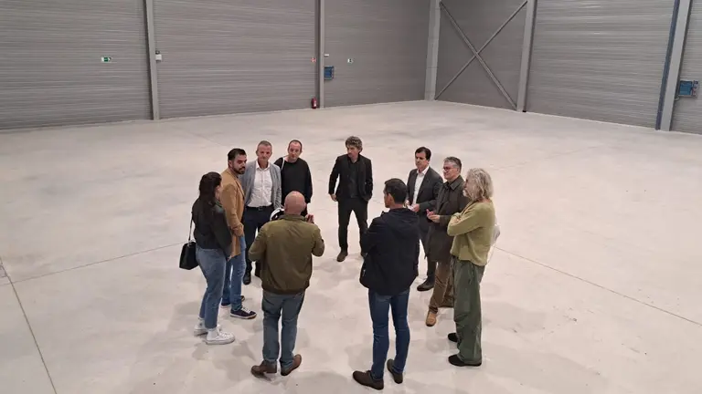 El consejero Irujo y participantes en el acto, en el interior de los estudios cinematográficos. GOBIERNO DE NAVARRA