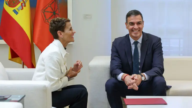 El presidente del Gobierno, Pedro Sánchez, recibe a la presidenta de Navarra, María Chivite, este jueves en el Palacio de la Moncloa, en el marco de la ronda de contactos abierta con todos los presidente autonómicos. EFE/ Kiko Huesca
