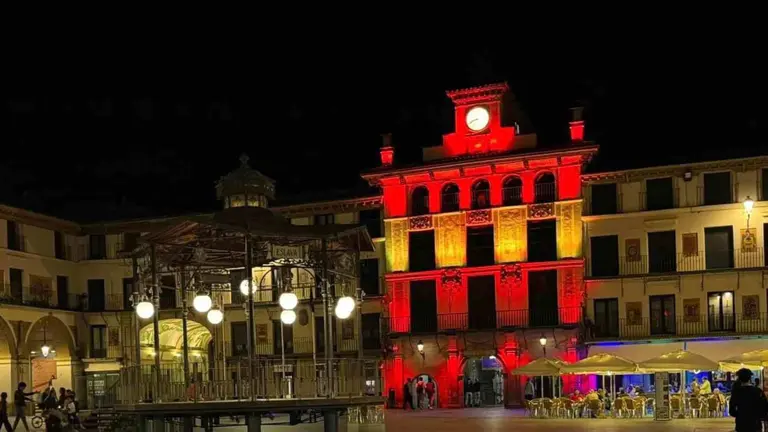 La Casa del Reloj de Tudela iluminada con los colores de la bandera de Espa&ntilde;a. CEDIDA