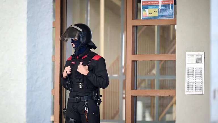 Polic&iacute;a Foral y Polic&iacute;a Municipal de No&aacute;in intervienen en una vivienda con un atrincherado. PABLO LASAOSA