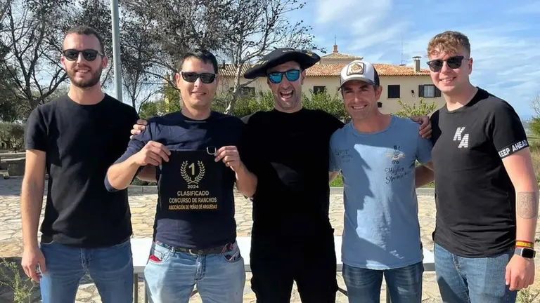 Componentes de El Rinc&oacute;n de Bu que se hicieron con el delantal de ganadores del concurso de ranchos de Arguedas. CEDIDA