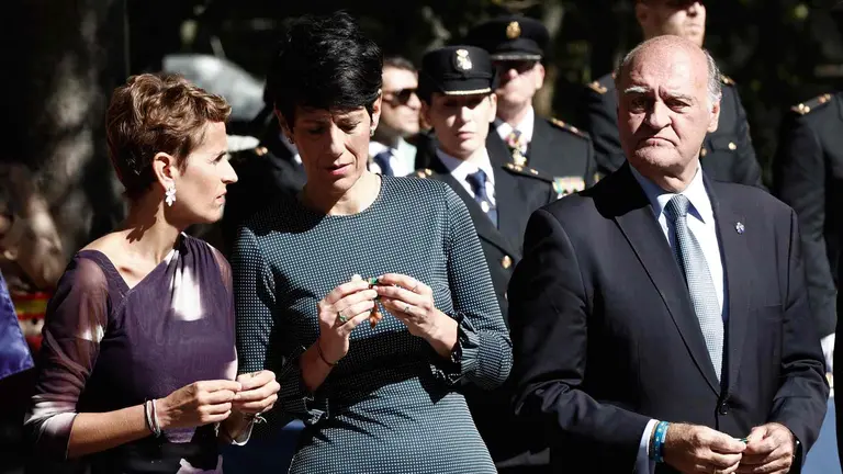 La presidenta de Navarra, Mar&iacute;a Chivite junto a la ministra de Inclusi&oacute;n, Seguridad Social y Migraciones Elma Saiz, y el presidente del Tribunal Superior de Justicia de Navarra, Joaqu&iacute;n Galve. EFE/ Jesus Diges