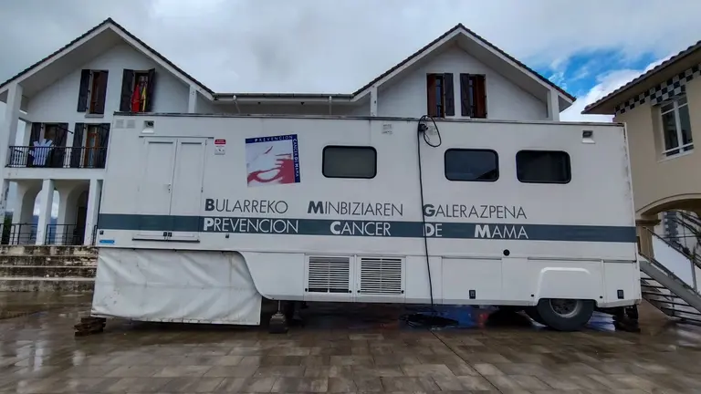 Salud sustituir&aacute; a final de a&ntilde;o la unidad m&oacute;vil del Programa de Detecci&oacute;n Precoz de C&aacute;ncer de Mama por una nueva. CEDIDA