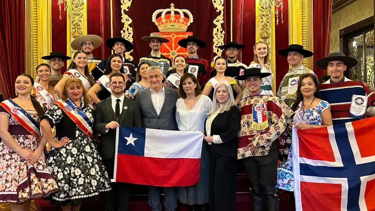 El vicepresidente F&eacute;lix Taberna, esta ma&ntilde;ana, en su encuentro con representantes de las delegaciones que participan en el campeonato mundial del baile Cueca Chilena. GOBIERNO DE NAVARRA