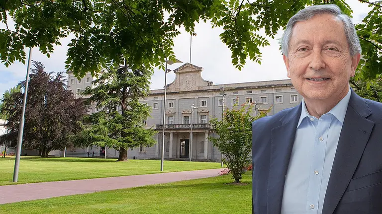 Montaje del fil&oacute;sofo Jaime Nubiola sobre una imagen del Edificio Central de la Universidad de Navarra. NAVARRA.COM