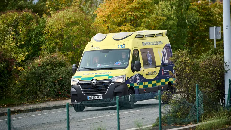 Una ambulancia circula por una calle de Pamplona. PABLO LASAOSA