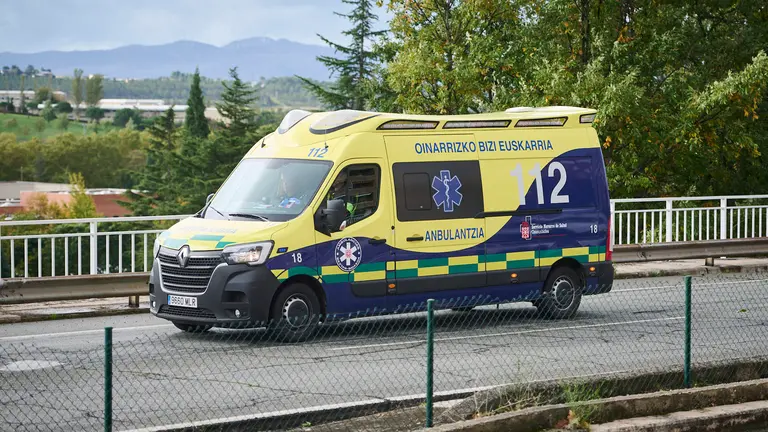 Una ambulancia circula por una calle de Pamplona. PABLO LASAOSA