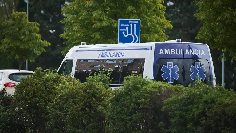 Una ambulancia circula por una calle de Pamplona. PABLO LASAOSA