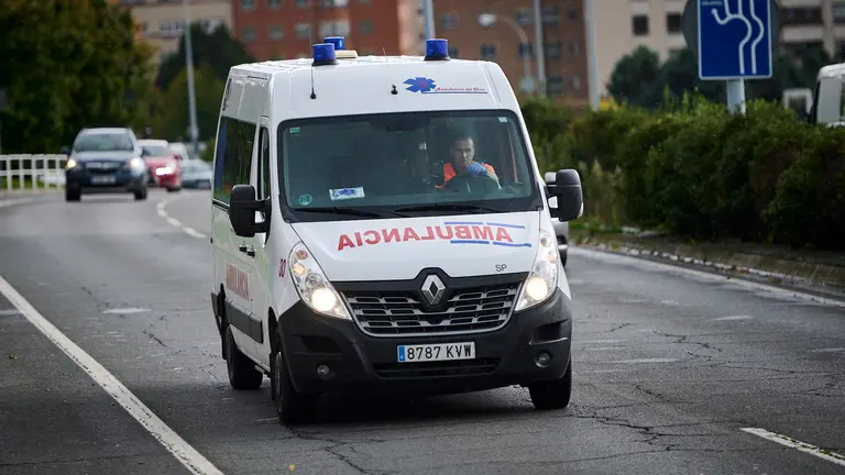 Una ambulancia circula por una calle de Pamplona. PABLO LASAOSA