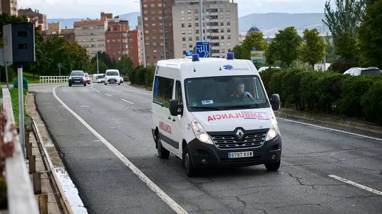 Una ambulancia circula por una calle de Pamplona. PABLO LASAOSA