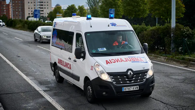 Una ambulancia circula por una calle de Pamplona. PABLO LASAOSA