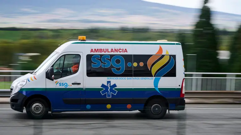 Una ambulancia circula por una calle de Pamplona. PABLO LASAOSA