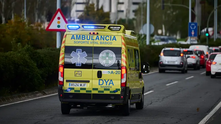 Una ambulancia circula por una calle de Pamplona. PABLO LASAOSA