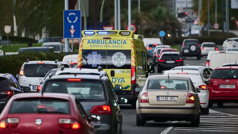 Una ambulancia circula por una calle de Pamplona. PABLO LASAOSA