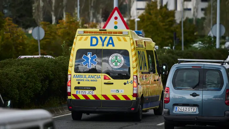 Una ambulancia circula por una calle de Pamplona. PABLO LASAOSA