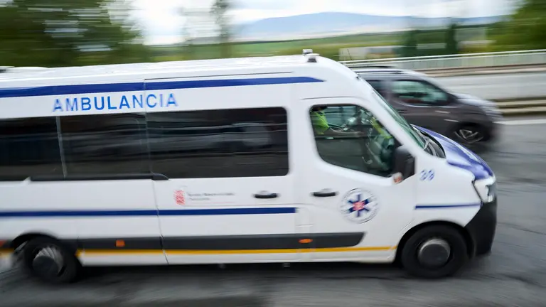 Una ambulancia circula por una calle de Pamplona. PABLO LASAOSA