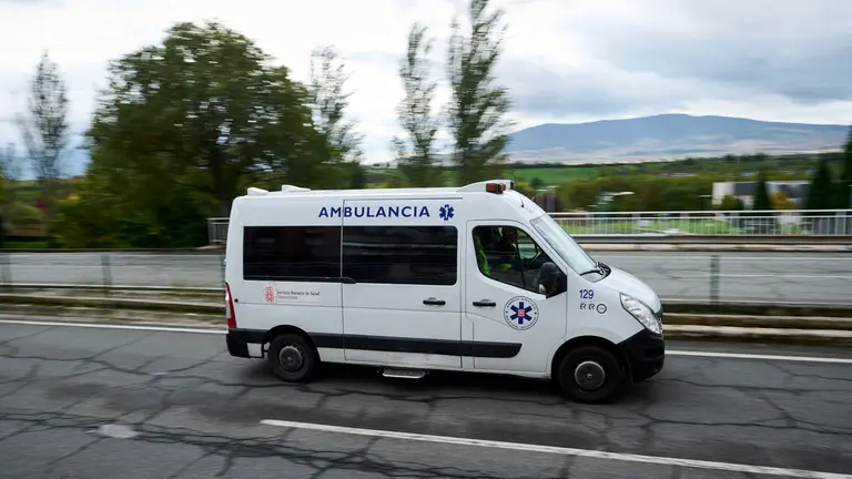 Una ambulancia circula por una calle de Pamplona. PABLO LASAOSA