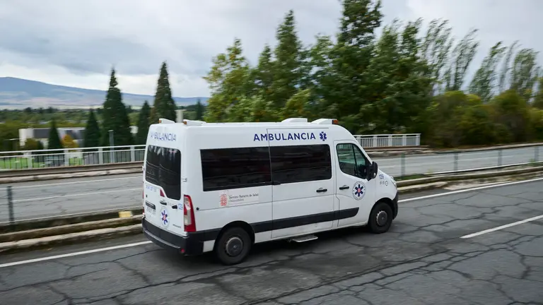 Una ambulancia circula por una calle de Pamplona. PABLO LASAOSA
