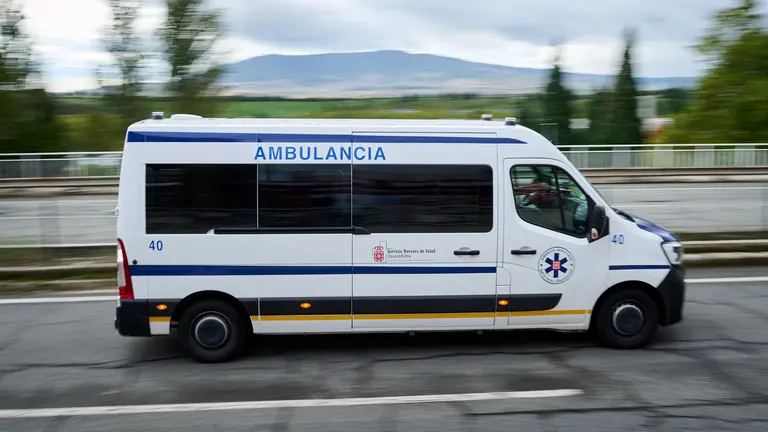 Una ambulancia circula por una calle de Pamplona. PABLO LASAOSA