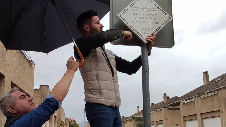 Colocaci&oacute;n de la placa en honor a Francisco Casanova. PP