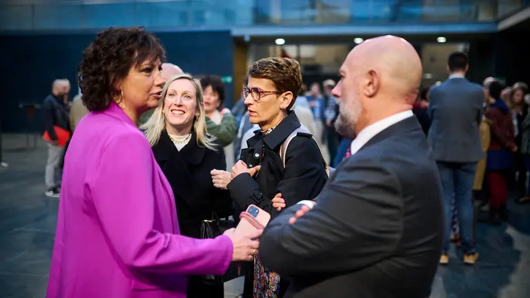 La presidenta Mar&iacute;a Chivite junto a Patricia Fanlo, Ainhoa Unzu y Jos&eacute; Luis Arasti minutos antes del comienzo del pleno del Parlamento. PABLO LASAOSA