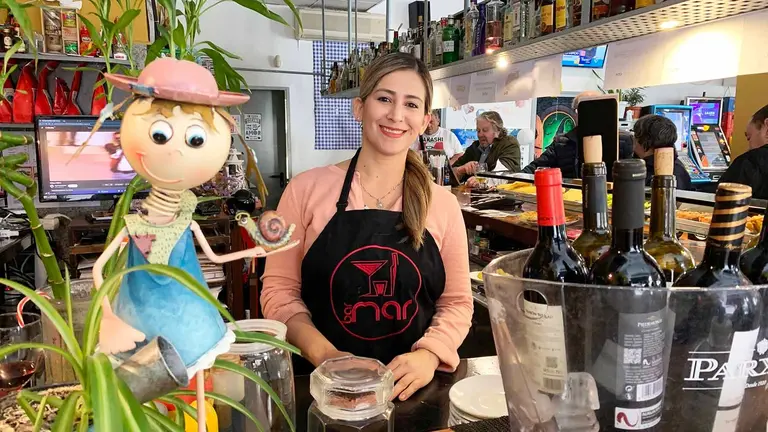 Lilyana en el interior del bar Mar en Burlada. Navarra.com