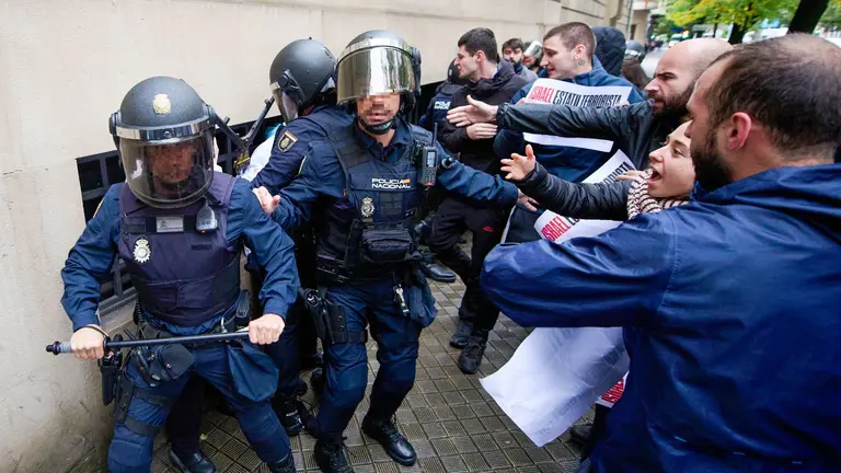 Polic&iacute;a nacional ante la acci&oacute;n de protesta donde j&oacute;venes se han encadenado a las ventanas bajas de la Delegaci&oacute;n del Gobierno en Navarra en protesta por la guerra en Palestina. EFE/I&ntilde;aki Porto