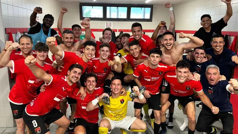 Los jugadores del Cortes celebran una de sus victorias en la tercera divisi&oacute;n. CD Cortes.